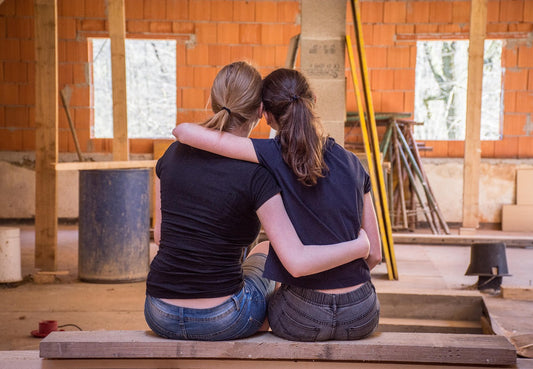 10 Best Friend Gifts: Meaningful Keepsakes She’ll Love
